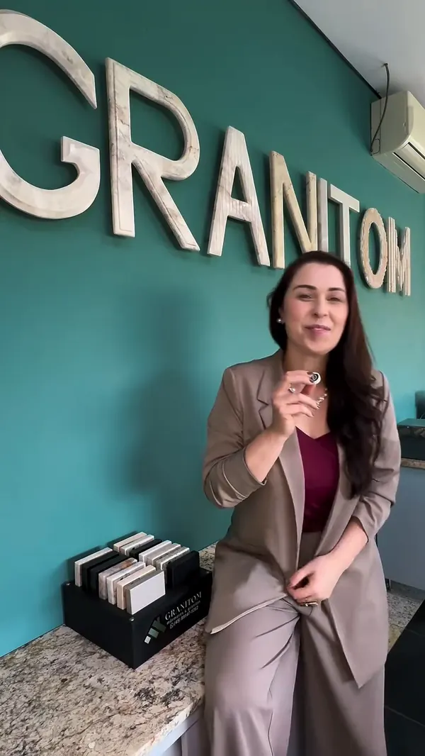 Espaço da Granitom, com o letreiro da marca e amostras de pedra